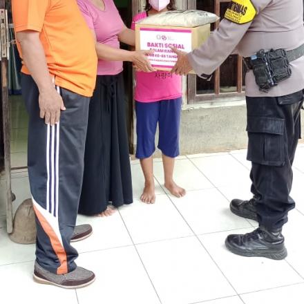 PENYERAHAN BANTUAN BERAS DARI KAPOLSEK PECANGAAN